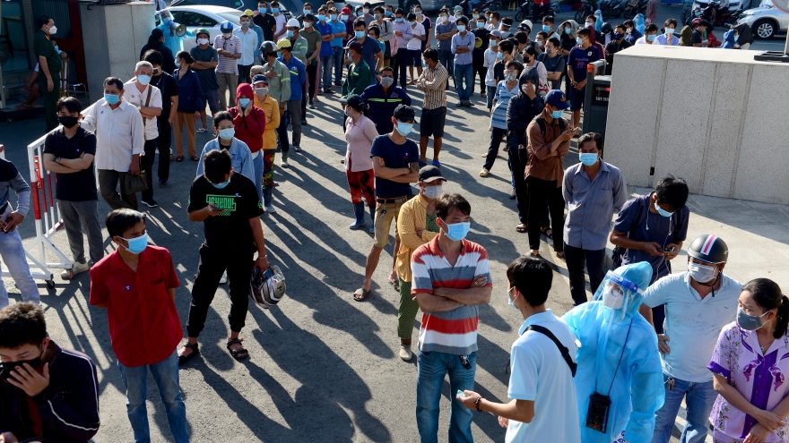 Locals rush for COVID-19 testing to travel out of HCM City for work